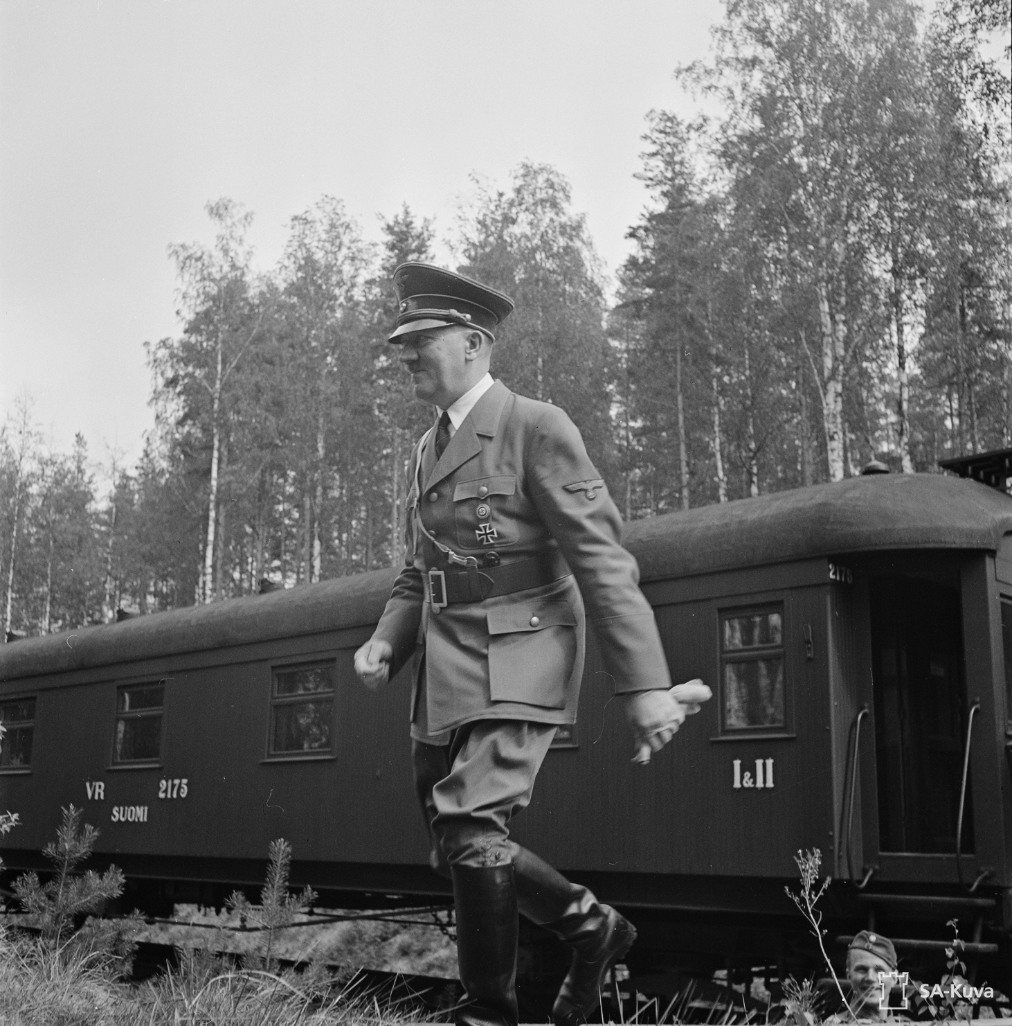 Adolf Hitler leaves Mannerheim's train